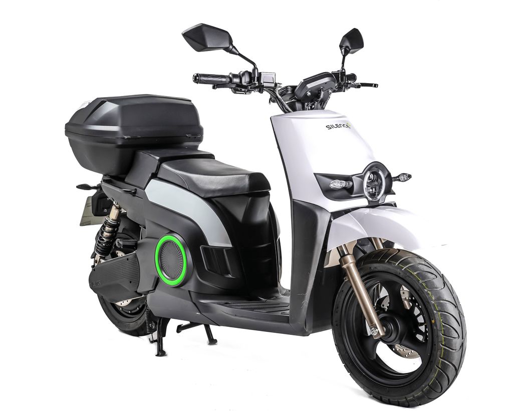 Electric motorcycle for rent in Lisbon